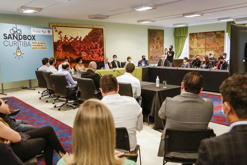 Prefeito Rafael Greca assina decreto que institui o Programa Sandbox Curitiba. Curitiba, 02/12/2021. Foto: Pedro Ribas/SMCS