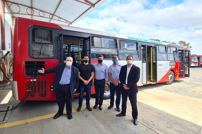 Prefeito Rafael Greca faz visita técnica a operadores e fabricantes de ônibus elétricos. Foto: Divulgação