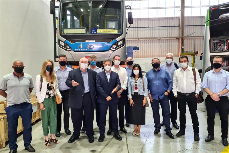Prefeito Rafael Greca faz visita técnica a operadores e fabricantes de ônibus elétricos. Foto: Divulgação