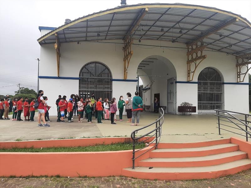 Crianças da Escola Municipal Professor Kó Yamawaki foram levadas até Centro Cultural da Vilinha para conhecer o espaço e a exposição Zequinha na Vilinha.
Foto: Divulgação