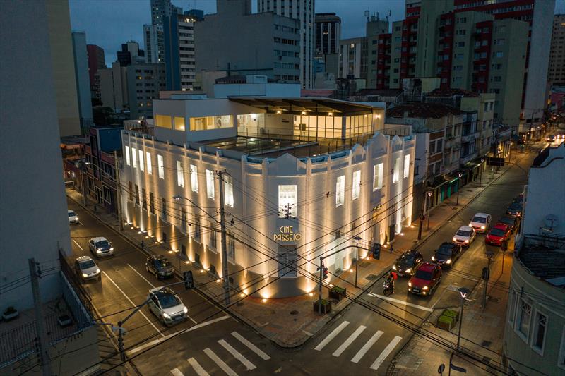 Inaugurado em março de 2019, o Cine Passeio é um dos equipamentos-âncora do processo de recuperação urbana de um importante eixo de animação da cidade integrado ao Centro Histórico de Curitiba. Foto: Daniel Castellano / SMCS