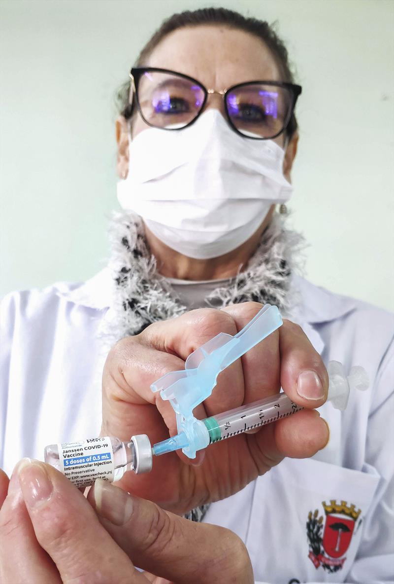 Enfermeira da US Vila Diana segura ampola contendo a vacina contra o coronavírus da fabricante Janssen  - Curitiba, 07/07/2021 - Foto: Daniel Castellano / SMCS