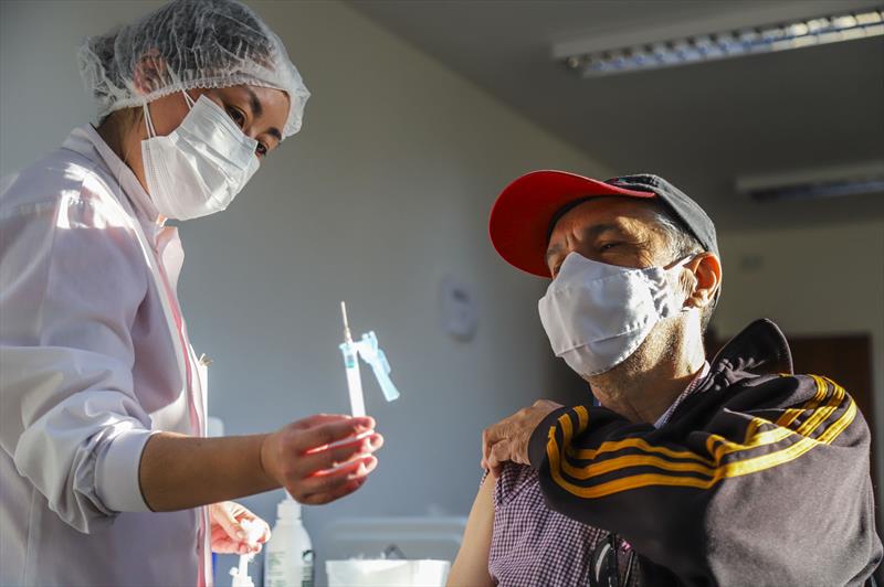 Curitiba chega a 1 milhão de pessoas vacinadas contra o Coronavírus. Na imagem profissionais de saúde aplicam vacinas nos cidadãos que compareceram a Unidade de Saúde Vila Guaíra - Curitiba, 26/07/2021 - Foto: Daniel Castellano / SMCS