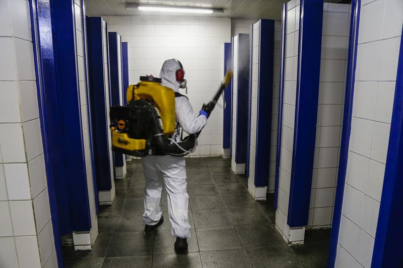Sanitização no terminal do Pinheirinho. Curitiba, 21/06/2021. Foto: Pedro Ribas/SMCS