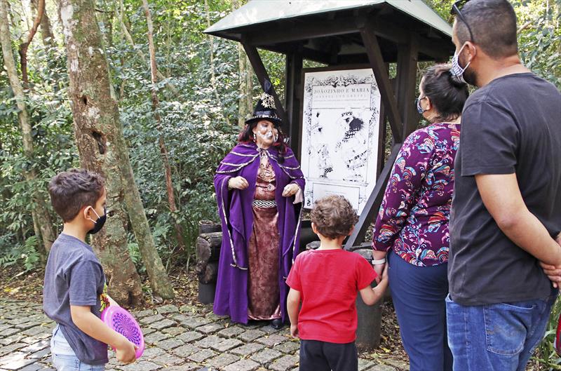 Bruxas contadoras de histórias  no Bosque Alemão. Foto: Lucilia Guimarães/SMCS