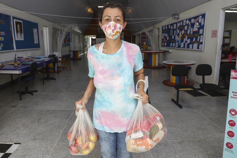 Entrega dos kits de alimentação escolar. Na imagem, Cristiane Carnieri. Curitiba, 22/11/2021. Foto: Hully Paiva/SMCS