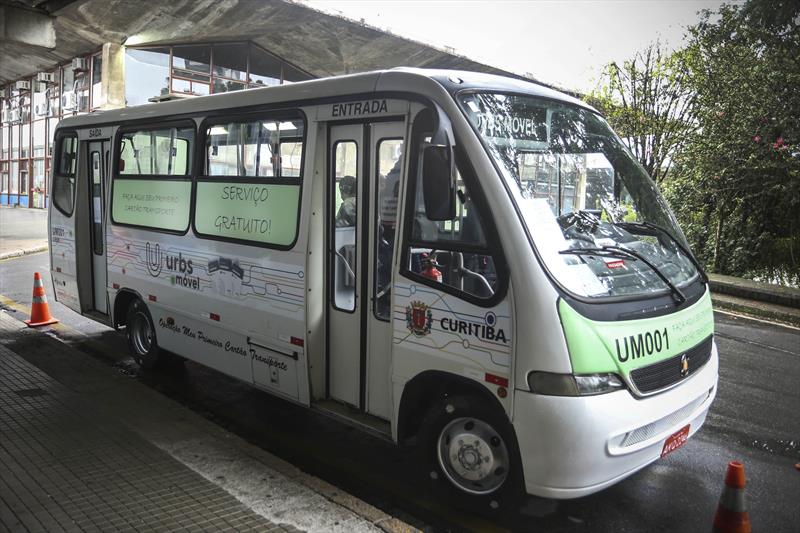 O Urbs Móvel, ônibus itinerante que percorre os bairros da cidade, levou serviços, como a confecção do cartão transporte.
Foto: Luiz Costa /SMCS