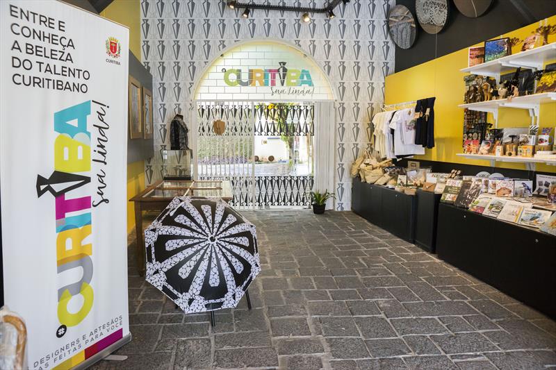 Quem quer comprar presentes e lembranças com o charme curitibano das lojas #CuritibaSuaLinda também passou a ter mais opções em 2021. 
Foto: Valdecir Galor/SMCS