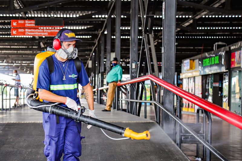 Processo de sanitização com amônia quaternária no Terminal de ônibus do Boqueirão - Curitiba, 09/03/2021 - Foto: Daniel Castellano / SMCS