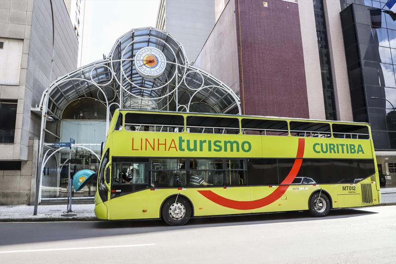 Linha Turismo e a mudança do seu ponto inicial para a Rua 24 horas.  Curitiba, 13/10/2021. Foto: Hully Paiva/SMCS 
