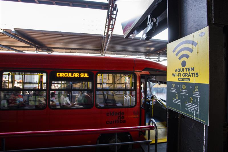 Instalação da sinalização para o sistema de WI-Fi gratuito. Na imagem Terminal de ônibus do Pinheirinho - Curitiba, 18/05/2021 - Foto: Daniel Castellano / SMCS