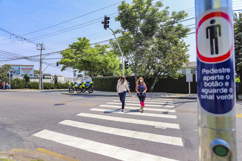 Novo semáforo instalado na R. Antonio Escorsin esquina com Rua Carlos Chagas e Brasilio José Betezek no Bairro São Braz - Curitiba, 28/09/2021 - Foto: Daniel Castellano / SMCS