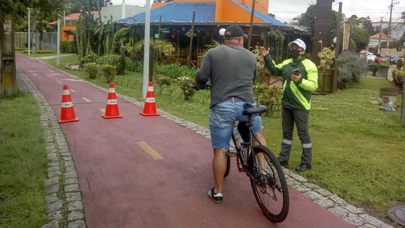 Agentes de trânsito orientam ciclistas e motoristas no Centro Cívico.
Foto: Divulgação
