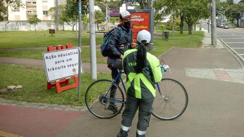 Agentes de trânsito orientam ciclistas e motoristas no Centro Cívico.
Foto: Divulgação