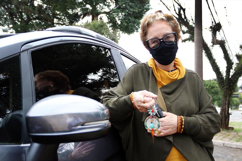Aos 82 anos, Ruth Sass vai dirigindo para os compromissos, busca a filha no trabalho e não tem dificuldade para pegar o trânsito. Curitiba, 11/11/2021. Foto: Lucilia Guimarães/SMCS