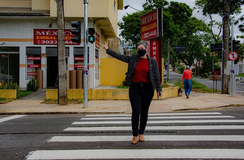 Novo semáforo nas ruas México e Colômbia no Bacacheri.
- Na imagem,  a empresária Cinthia Izidoro.
Foto: Levy Ferreira/SMCS