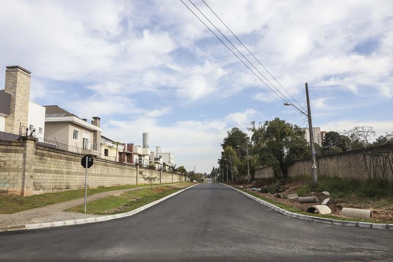 No Pinheirinho, as obras do plano de recuperação viária avançam e asfalto traz vida nova a moradores. Curitiba, 24/06/2021. Foto: Hully Paiva/SMCS