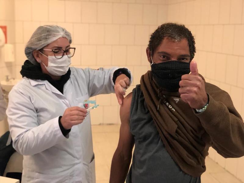 O desempregado Claiton Goulart, 38 anos, recebeu a vacina contra covid-19 no Mesa Solidária Luz dos Pinhais, um dos espaços do programa onde ele também janta gratuitamente. 
Foto: Divulgação