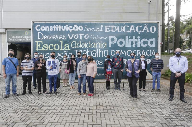 Adolescentes e jovens com deficiência, aprenderam mais sobre cidadania, democracia e seus direitos e como funciona o prosseço eleitoral. Curitiba 12/11/2021. Foto: Ricardo Marajó/SMCS