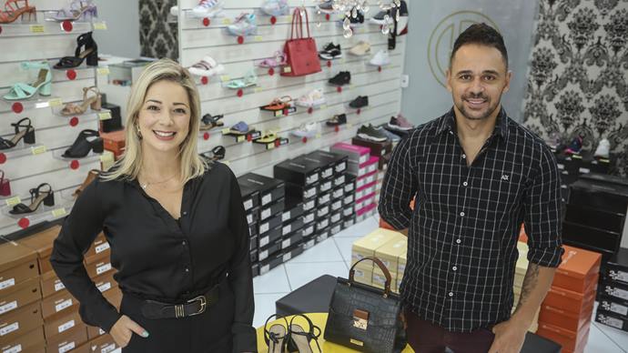O casal Jéssica Sottili e Eder Cardoso, conseguiram empréstimo para sua loja, pelo fundo de Aval da Prefeitura.
Curitiba, 20/01/2021.
Foto: Luiz Costa/SMCS