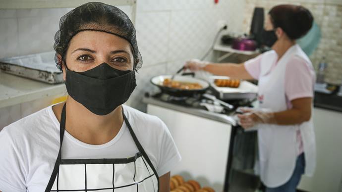 A empreendedora Liliane Alves dos Reiz abriu a Loucos por Donuts, que já nasceu exclusivamente com entrega delivery. Curitiba, 15/02/2021. Foto: Luis Costa/SMCS