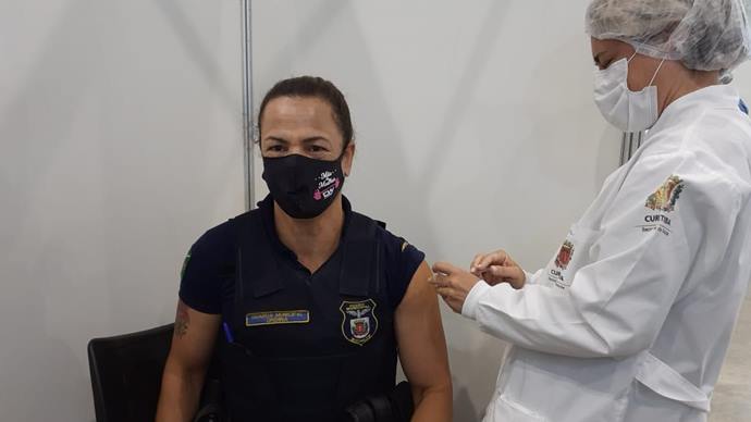 Guardas municipais recebem as primeiras doses de vacina.
 - Na imagem, GM Ondina de Brito Santos.
Curitiba, 06/03/2021.
Foto: Luiz Costa/SMCS