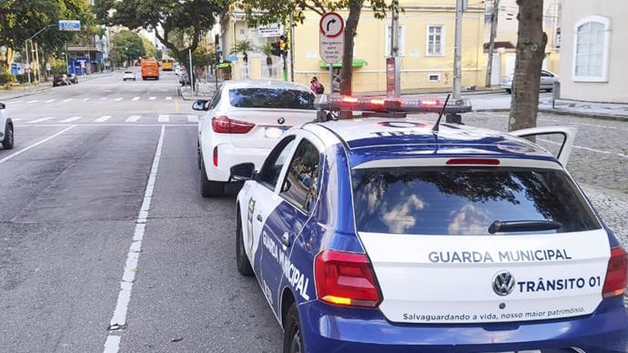 Guardas acabam com disputa de corrida entre carros de luxo.
Foto: Divulgação