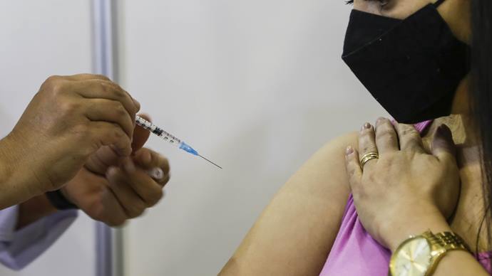 Curitiba segue com vacinação de profissionais de saúde. Foto: Pedro Ribas/SMCS