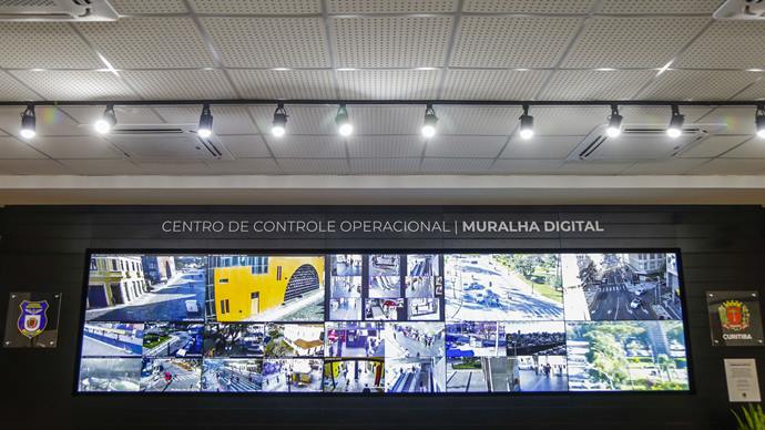 Muralha Digital da Prefeitura de Curitiba. Curitiba, 30/06/2021. Foto: Pedro Ribas/SMCS