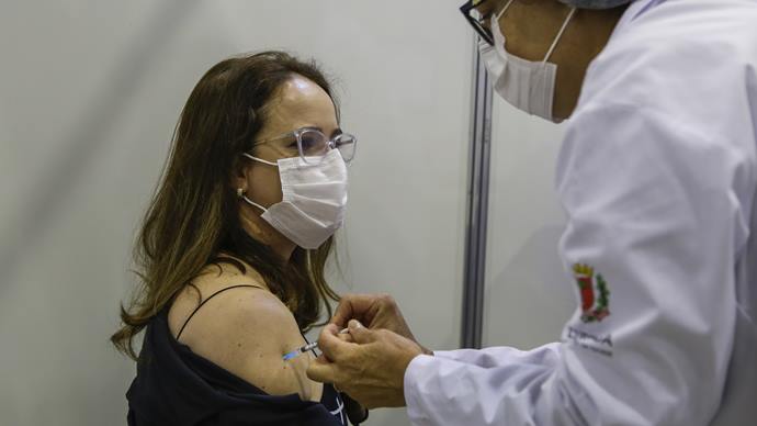 Profissionais da saúde recebem a 1ª dose da vacina da Pfizer. Curitiba, 06/05/2021. Foto: Pedro Ribas/SMCS