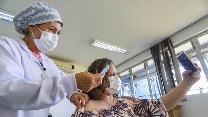 Profissionais de saúde vacinados até 29 de abril recebem dose de reforço. 
Foto: Daniel Castellano / SMCS
