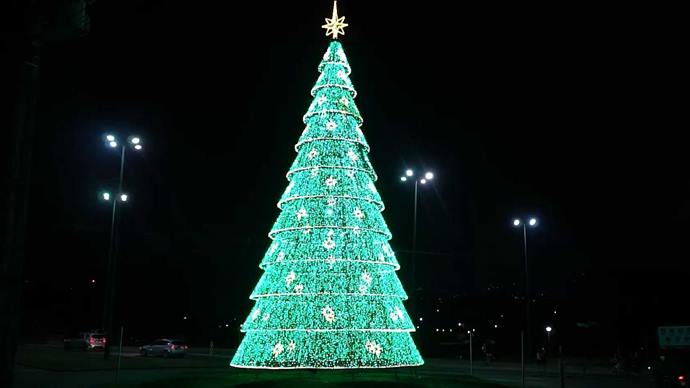 Quem passa pela rotatória da Rua Cândido Hartmann também já pode ter se surpreendido com o brilho verde da árvore de Natal de luz do Caminho de Luz Copel Telecom no Parque Barigui.
Foto: Anderson Fabiano