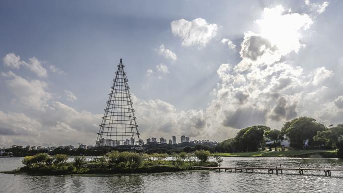 Maior do Natal de Curitiba, árvore de 22 metros do Parque Barigui começa a ser montada. Curitiba, 09/11/2021. Foto: Ricardo Marajó/SMCS