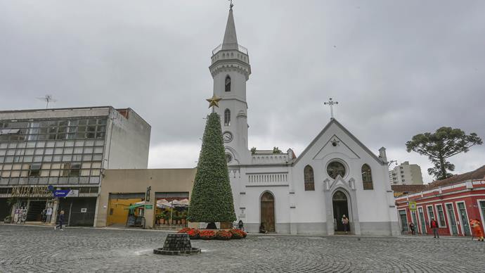 O Natal de Curitiba - Luz dos Pinhais 2021 começa nesta quinta-feira (19/11), às 19 horas, com o acender da decoração do Largo da Ordem (Centro Histórico). Foto: Ricardo Marajó/SMCS