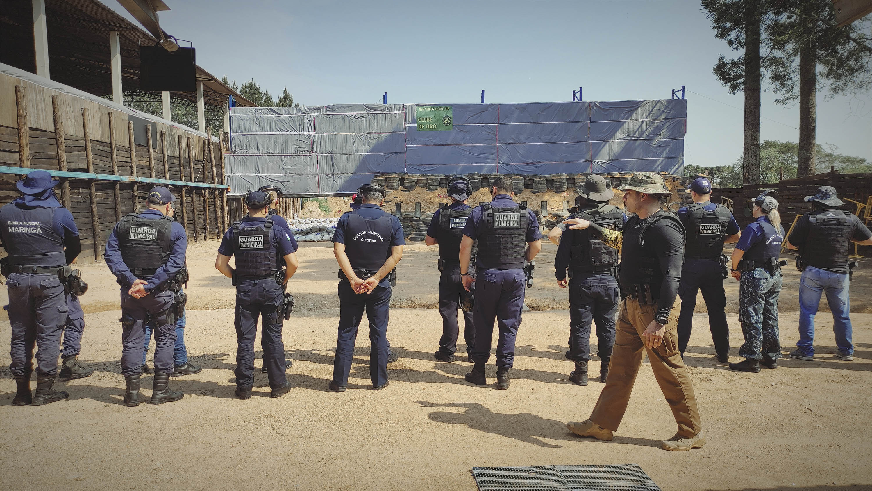 Guardas municipais treinam uso de arma elétrica - Prefeitura de Curitiba