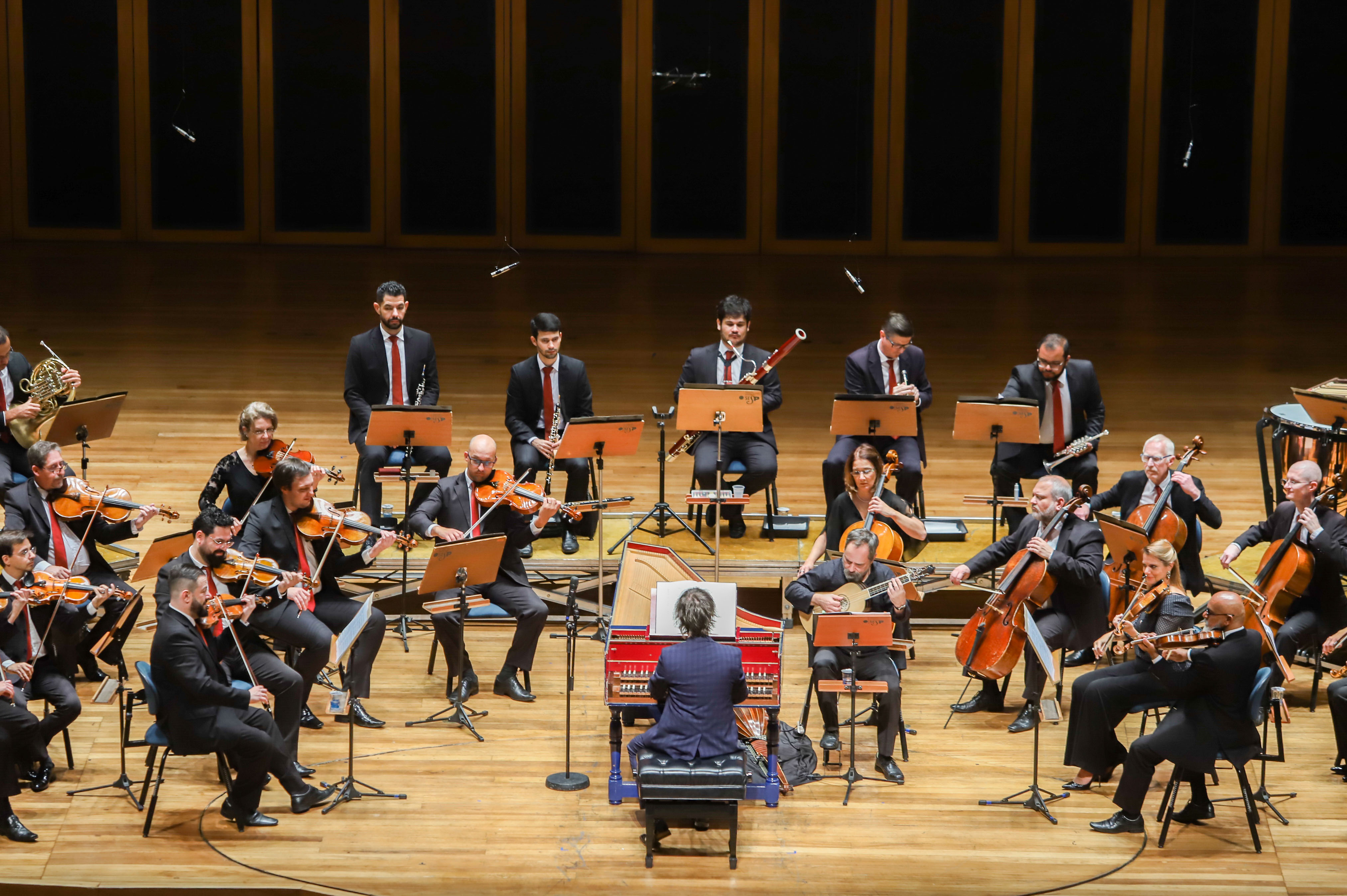 Orquestra de Câmara de Curitiba emociona pacientes e funcionários