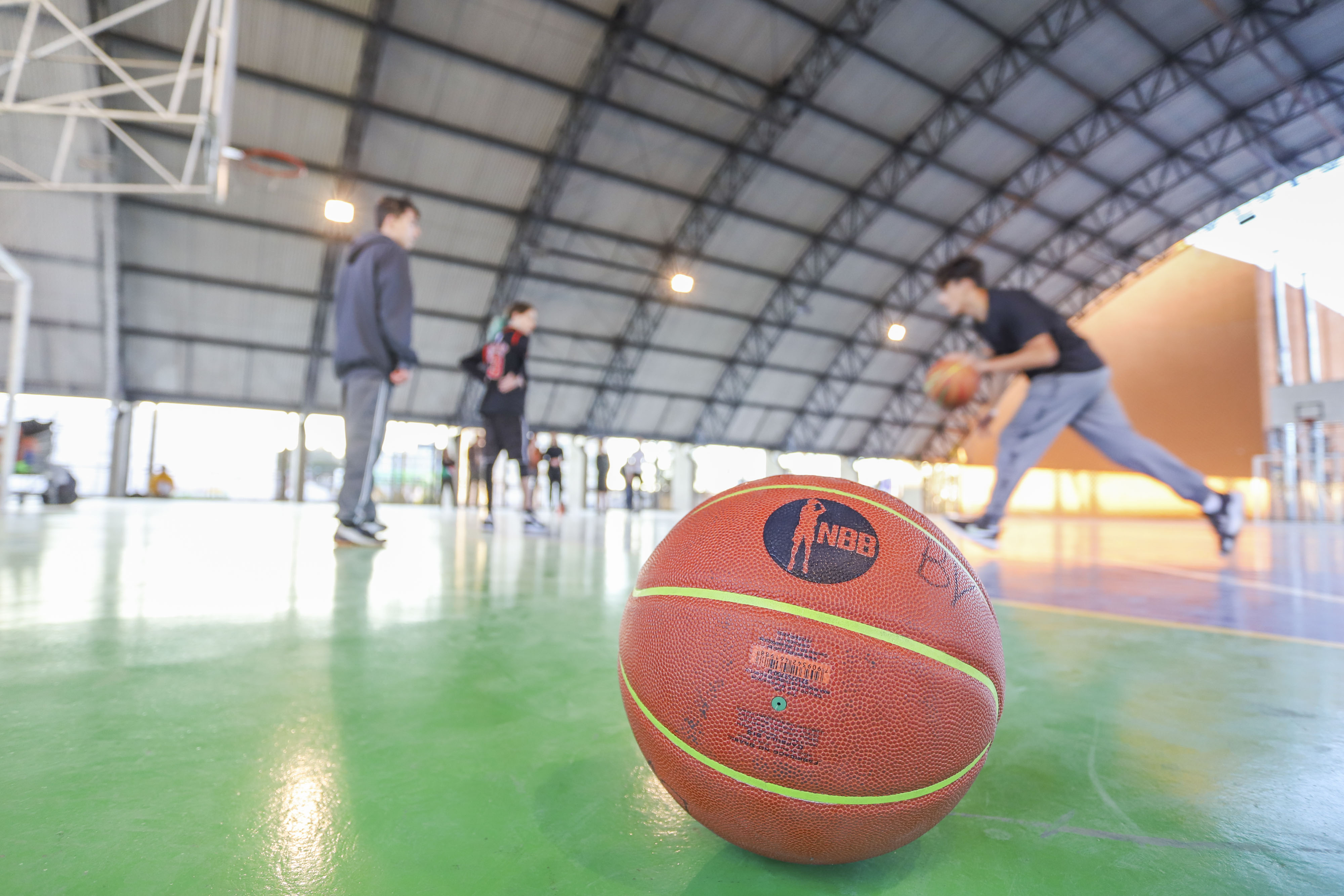 Pessoas jogando basquete em quadra poliesportiva pública na orla 1