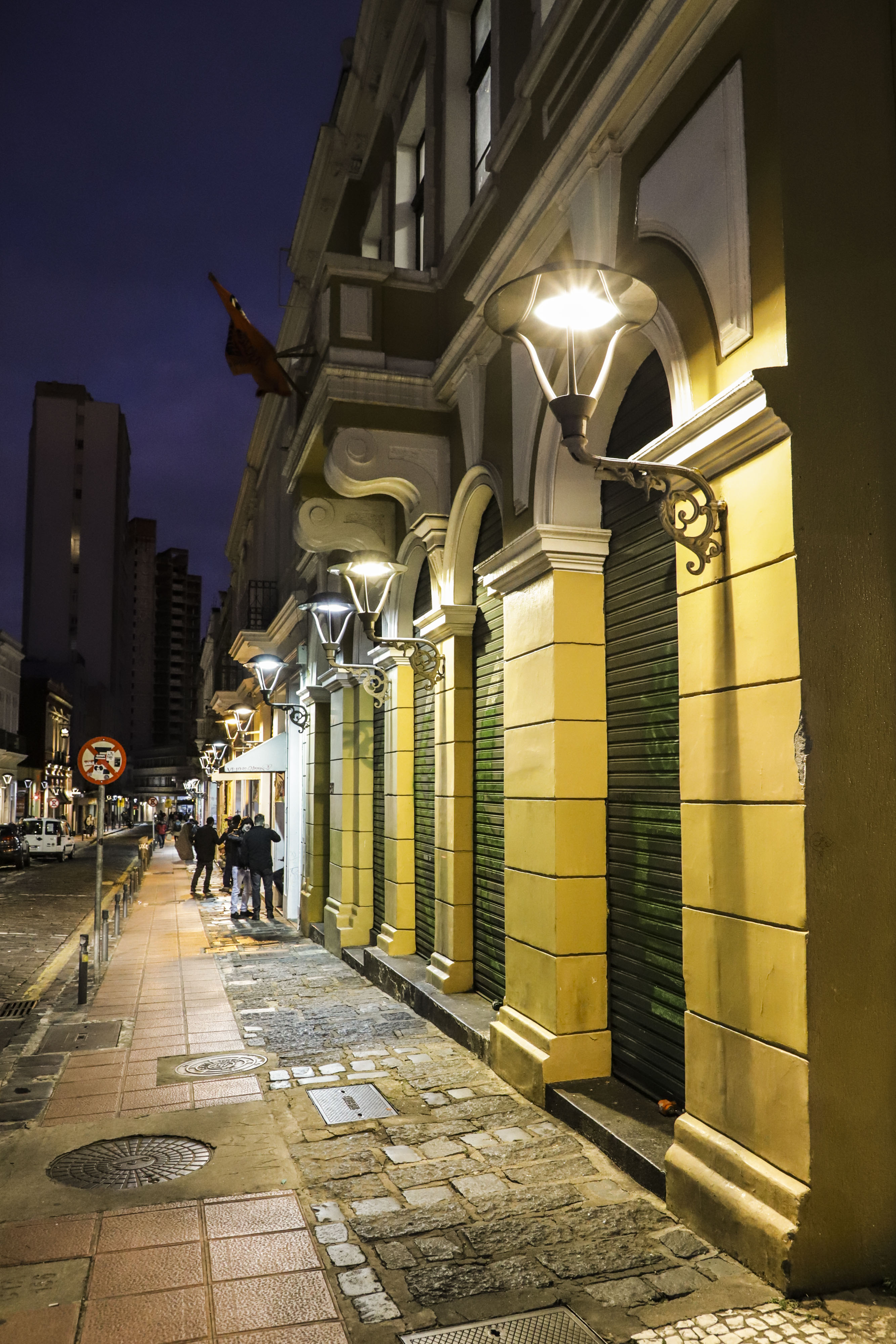 Rua que é uma das mais antigas de Curitiba ganha nova iluminação