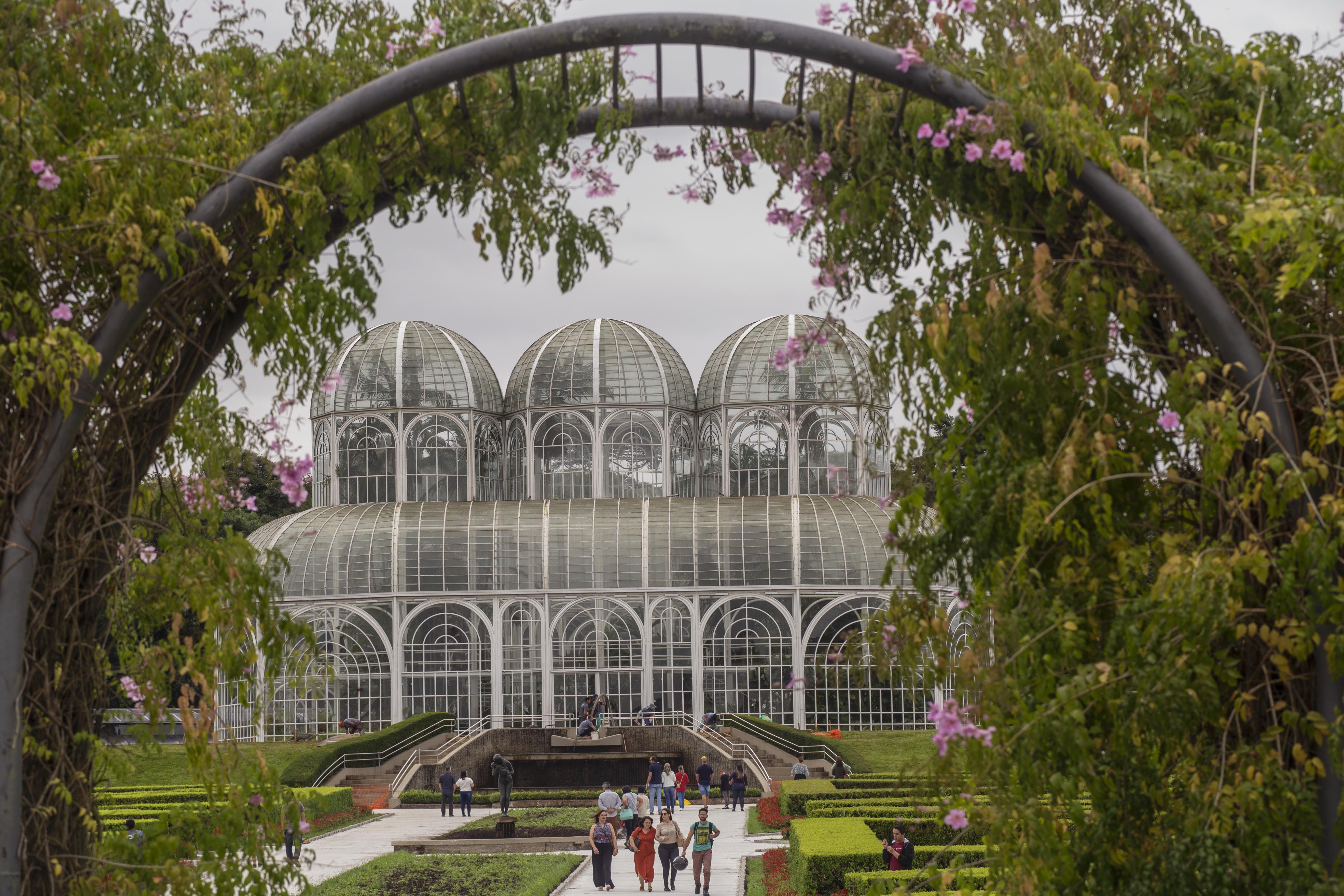 Revitalizado, estacionamento do Jardim Botânico, em Curitiba, é liberado