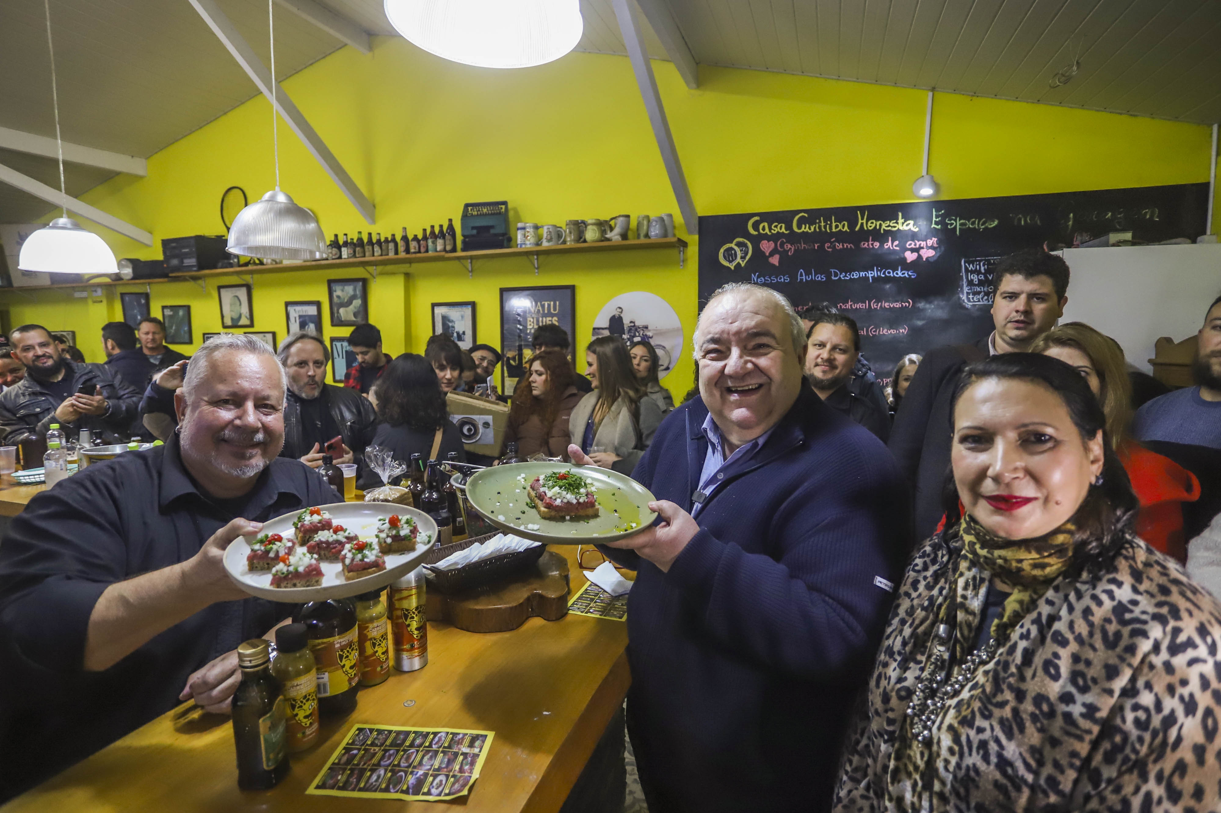 Greca participa da abertura do Festival de Carne de Onça
