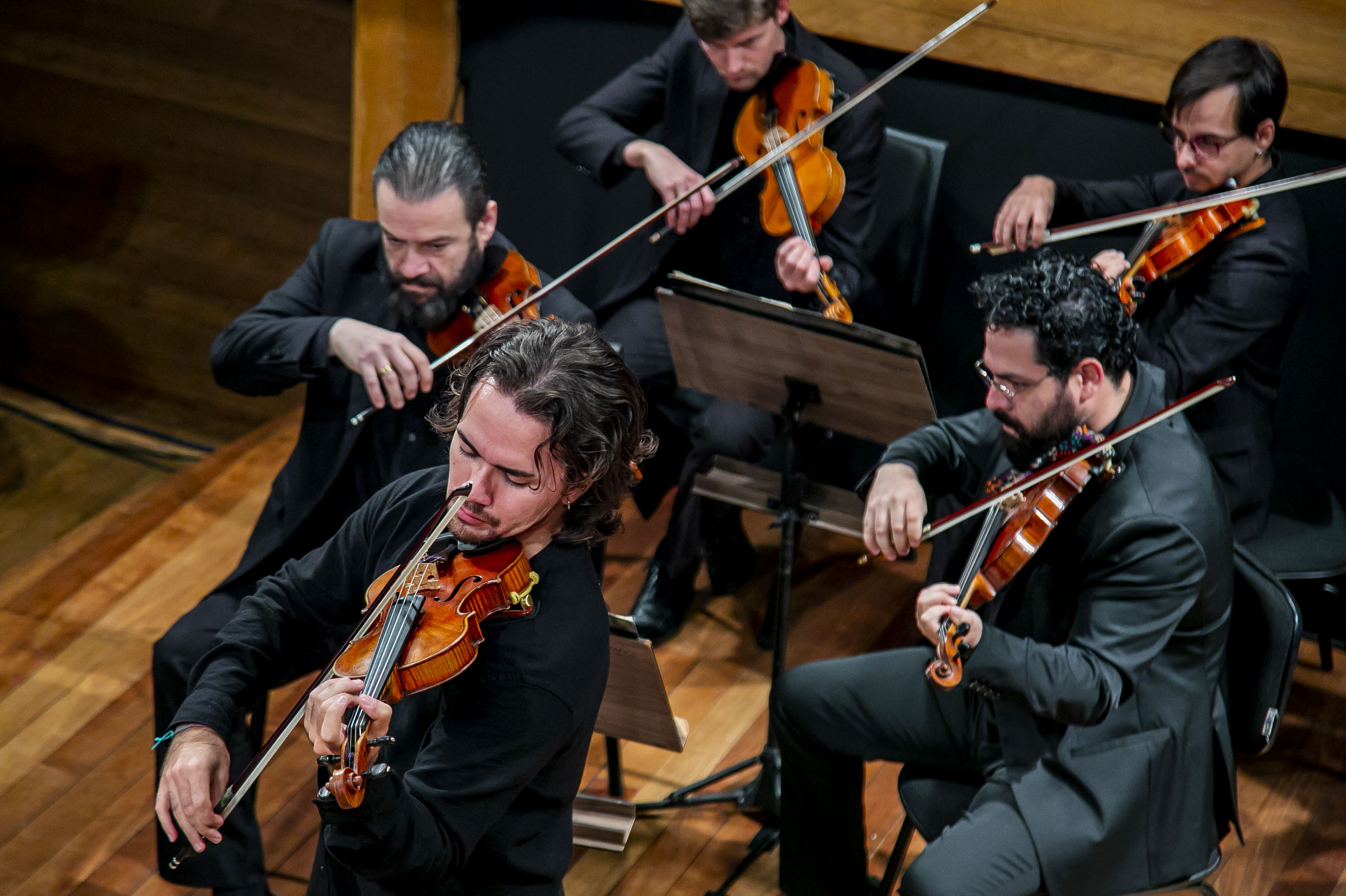 Orquestra de Câmara de Curitiba emociona pacientes e funcionários