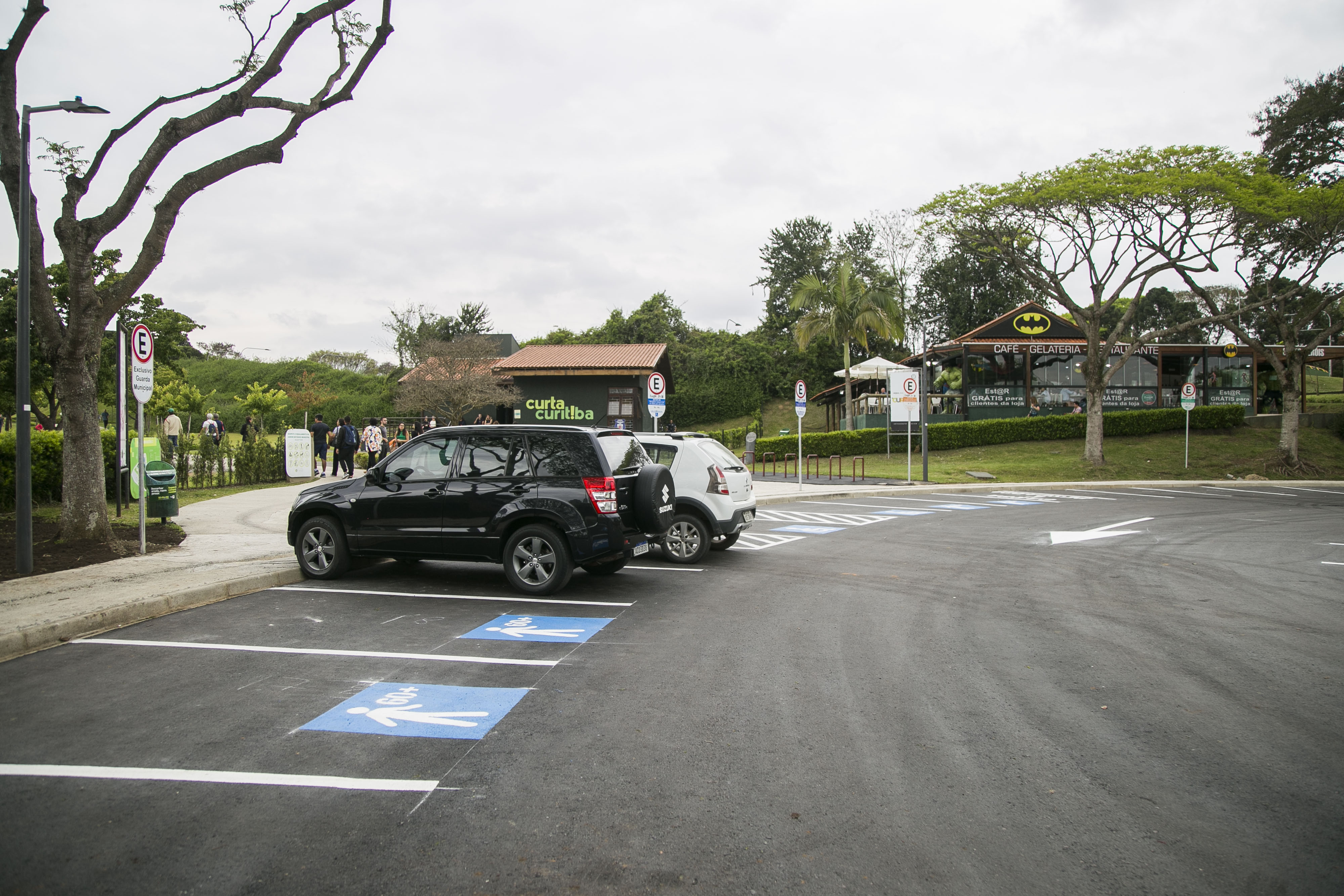 Revitalizado, estacionamento do Jardim Botânico, em Curitiba, é liberado