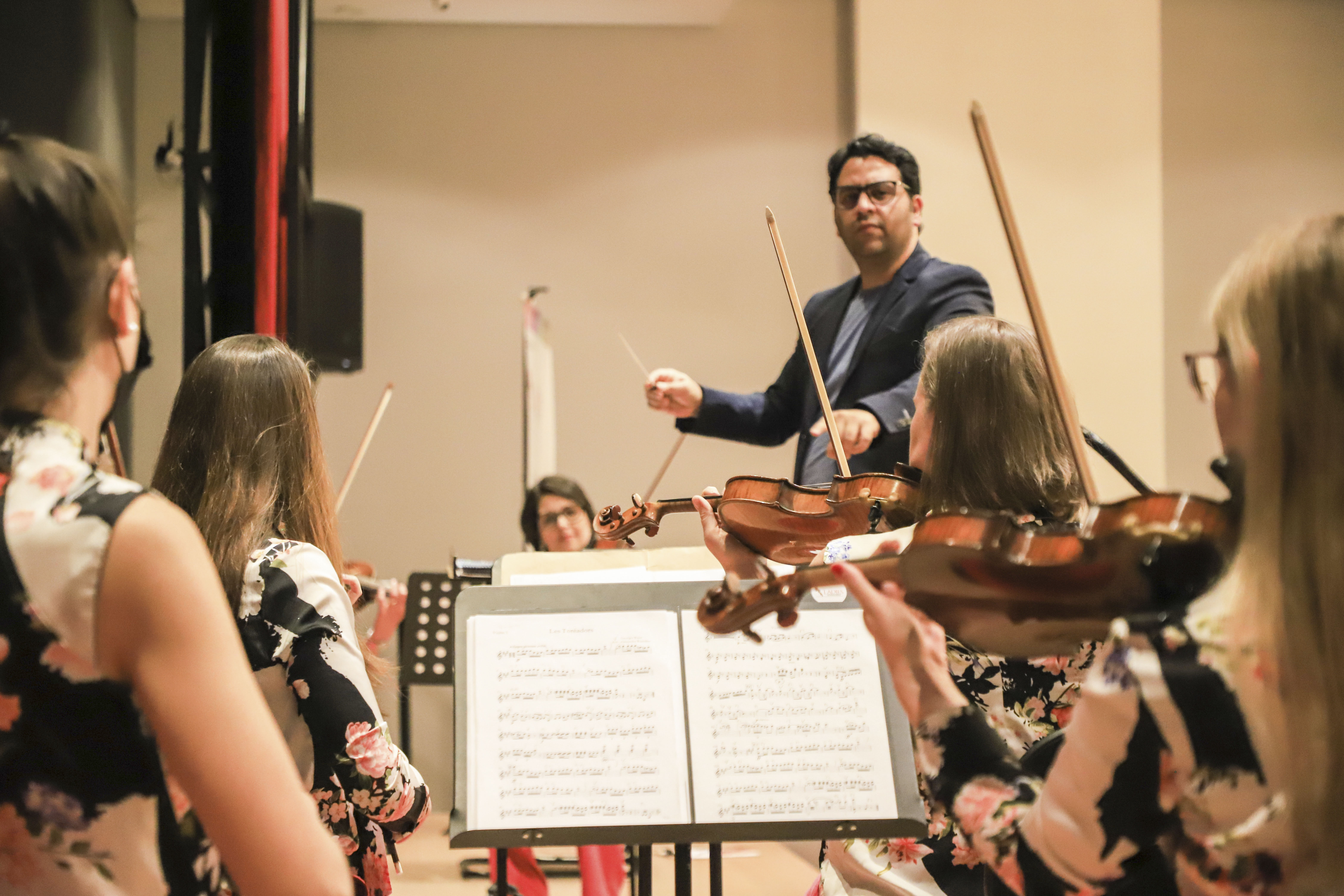 Orquestra infantil toca música em piano de instrumento escolar e