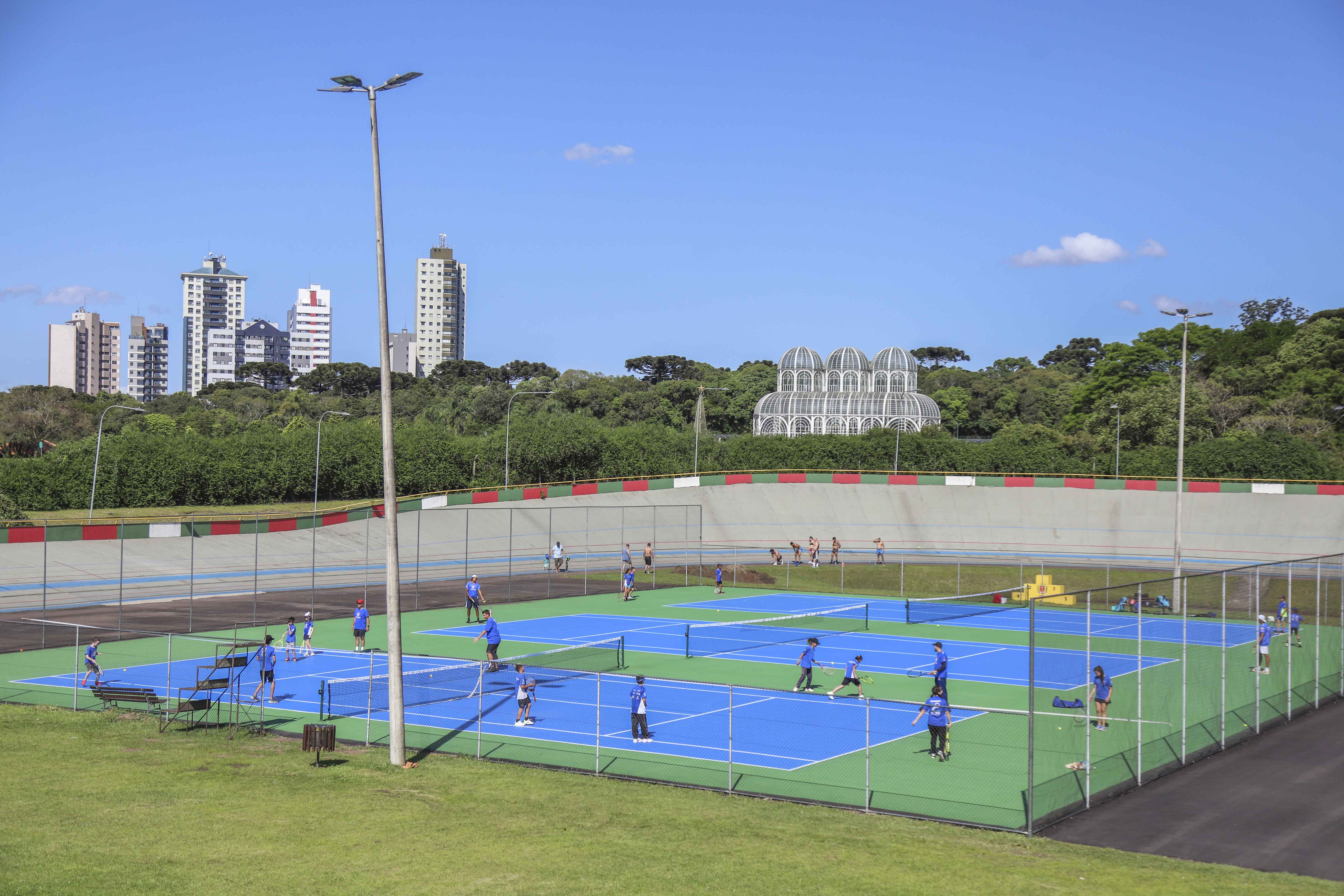 Renovação de quadra pública de tênis feita pela Prefeitura de Curitiba  atrai mais jogadores - Prefeitura de Curitiba