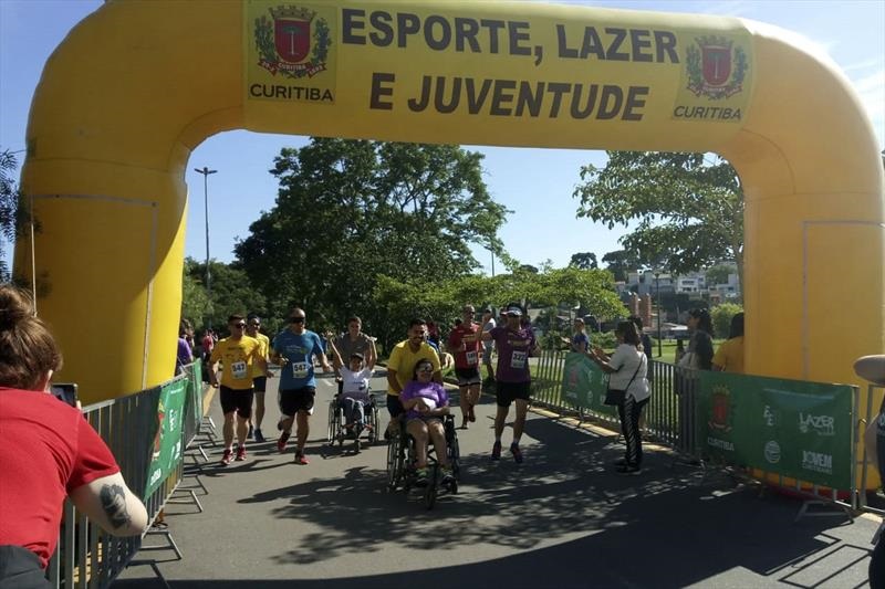 Dois quilos de alimentos valem ingresso para a corrida do WTCC - Prefeitura  de Curitiba