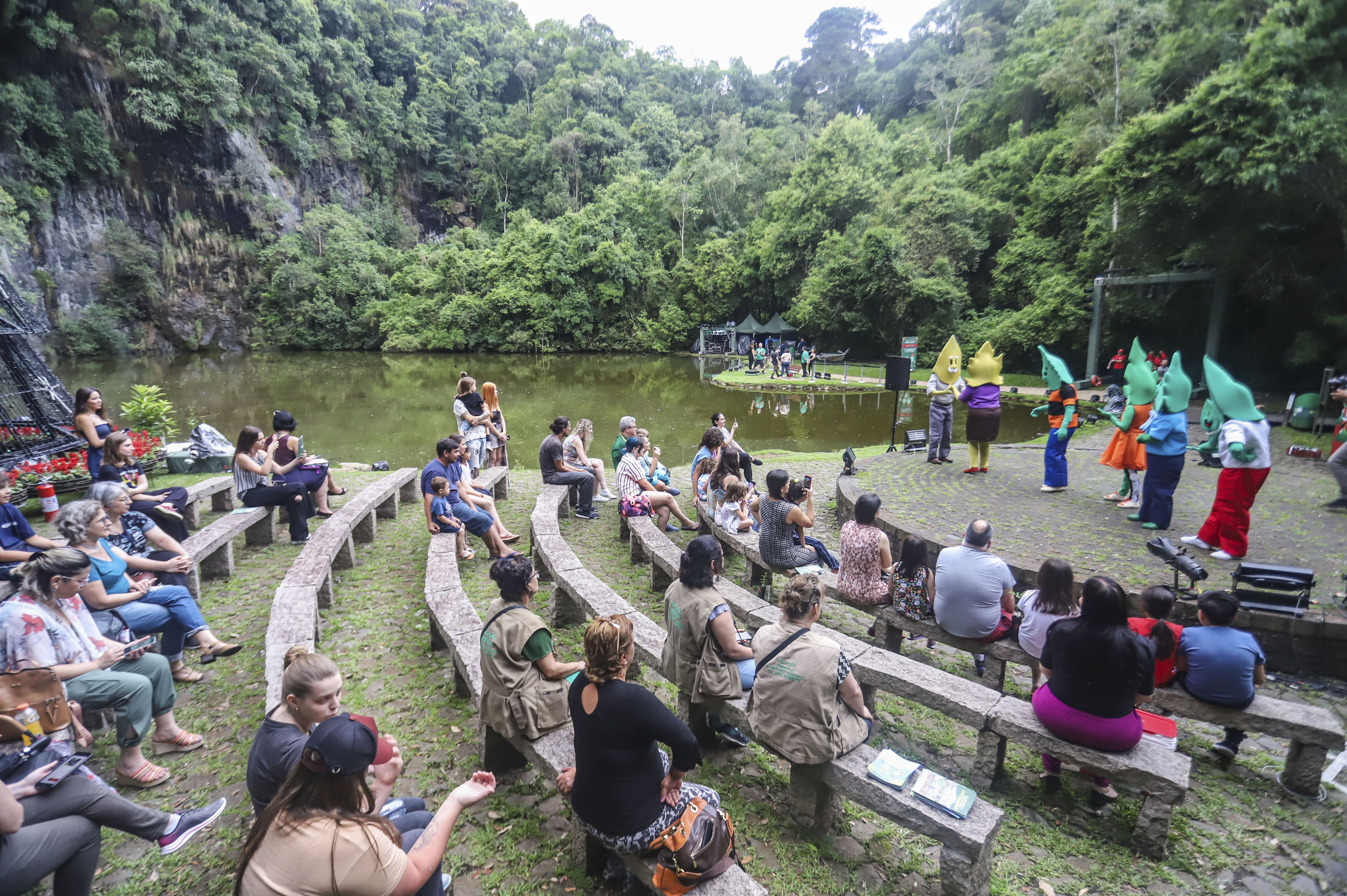 Inicio das Oficinas do Natal da Sustentabilidade e Família Folhas