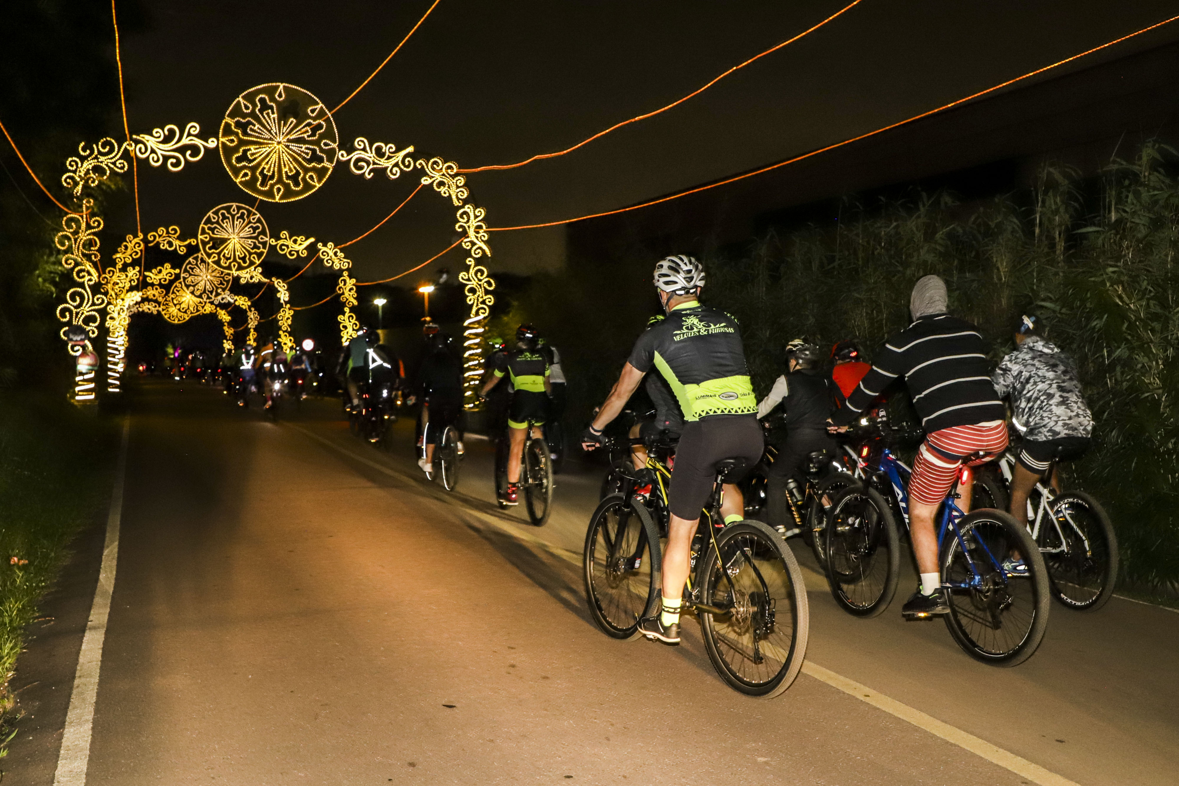 Pedala de Natal reúne mais de 200 ciclistas no Caminho de Luz Ligga do Parque Barigui Pedala de Natal reúne mais de 200 ciclistas no Caminho de Luz Ligga do Parque Barigui
