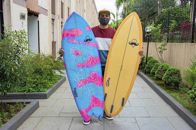 O designer de produto Jean Cezar de Oliveira é fundador da marca de pranchas de surfe BigodonDesigns e fez todas as rotas do Bom Negócio. Foto: Levy Ferreira/SMCS