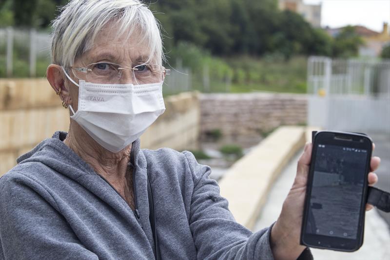 Moradores da Rua José Gildo Beleski, no Bacacheri, comemoram o resultado da obra de macrodrenagem feita na Bacia do Rio Bacacheri Mirim. Na imagem: A moradora Gilda Camargo. Curitiba, 07/01/2022. Foto: Ricardo Marajó/SMCS