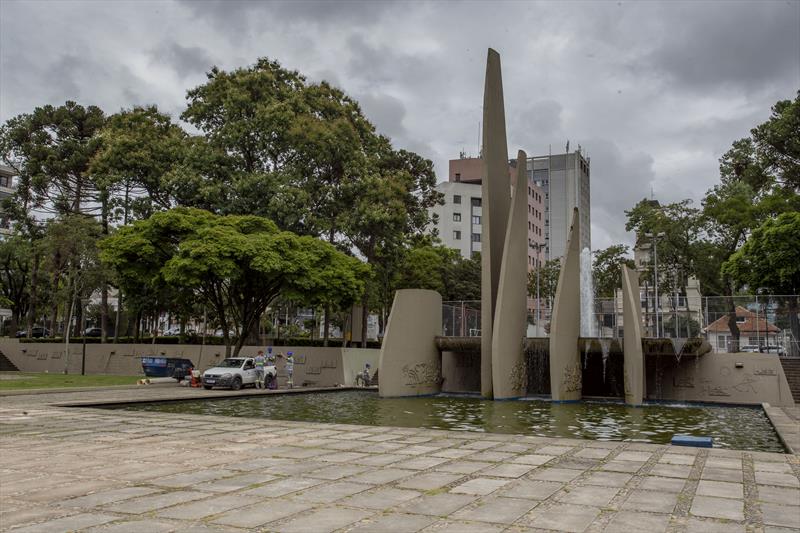 Obras de Implantação da nova iluminação cênica na Praça 29 de Março. Curitiba, 11/01/2022. Foto: Ricardo Marajó/SMCS